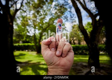 Florida, Broward County, USA. Oktober 2024. US-Wahl 2024. Die Figur mit dem Mittelfinger protestiert gegen die Null-Wahl. Stockfoto