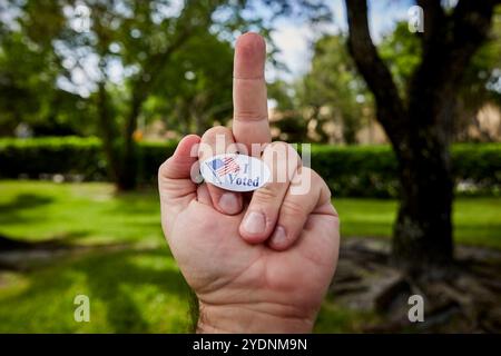 Florida, Broward County, USA. Oktober 2024. US-Wahl 2024. Die Figur mit dem Mittelfinger protestiert gegen die Null-Wahl. Stockfoto