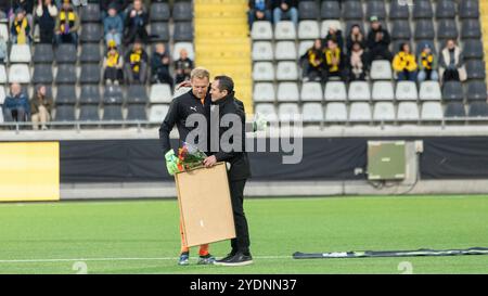 Göteborg, Schweden. Oktober 2024. Torhüter Peter Abrahamsson wurde für 350 Spiele für den Verein ausgezeichnet. Quelle: Per Ljung/Alamy Live News Stockfoto