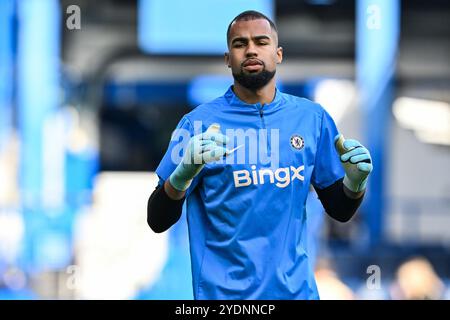 London, Großbritannien. Oktober 2024. Robert Sánchez von Chelsea während des Vorspiels vor dem Premier League-Spiel Chelsea gegen Newcastle United in Stamford Bridge, London, Großbritannien, 27. Oktober 2024 (Foto: Cody Froggatt/News Images) in London, Großbritannien am 27. Oktober 2024. (Foto: Cody Froggatt/News Images/SIPA USA) Credit: SIPA USA/Alamy Live News Stockfoto