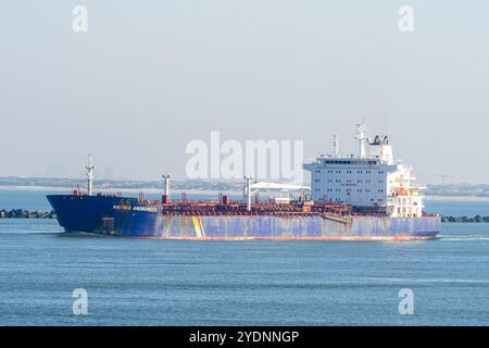 Oktober 2024. Maasvlakte Rotterdam, Niederlande. Frachtschiff verlässt den Hafen in Rotterdam. Stockfoto