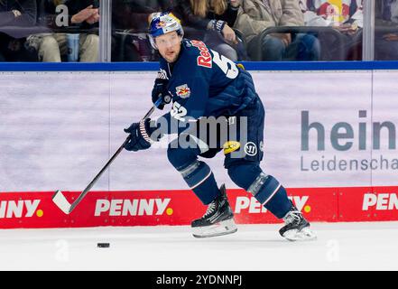 Kapitaen Patrick Hager (EHC Red Bull Muenchen, #52). GER, EHC Red Bull München vs. ERC Ingolstadt Panther, Eishockey, DEL, 13. Spieltag, Saison 2024/2025, 27.10.2024. Foto: Eibner-Pressefoto/Franz Feiner Stockfoto