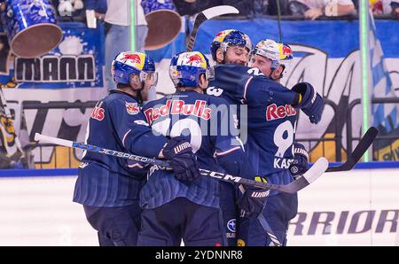 Die Münchner bejubeln mit Maximilian Kastner (EHC Red Bull Muenchen, #93) dessen Tor zum 4:1. GER, EHC Red Bull München vs. ERC Ingolstadt Panther, Eishockey, DEL, 13. Spieltag, Saison 2024/2025, 27.10.2024. Foto: Eibner-Pressefoto/Franz Feiner Stockfoto