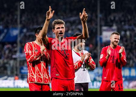 Bochum, Deutschland. Oktober 2024. BOCHUM, 27. OKTOBER: Thomas Müller vom FC Bayern München feiert den Sieg seiner Mannschaft nach dem Bundesliga-Spiel zwischen dem VfL Bochum 1848 und dem FC Bayern München am 27. Oktober 2024 im Vonovia Ruhrstadion in Bochum. (Foto: Rene Nijhuis/MB Media) Credit: MB Media Solutions/Alamy Live News Stockfoto