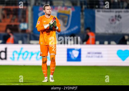 Bochum, Deutschland. Oktober 2024. BOCHUM, 27. OKTOBER: VfL Bochum Torhüter Patrick Drewes begrüßt das Bundesliga-Spiel zwischen dem VfL Bochum 1848 und dem FC Bayern München am 27. Oktober 2024 im Vonovia Ruhrstadion in Bochum. (Foto: Rene Nijhuis/MB Media) Credit: MB Media Solutions/Alamy Live News Stockfoto