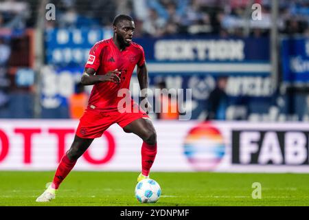 Bochum, Deutschland. Oktober 2024. BOCHUM, 27. OKTOBER: Dayot Upamecano vom FC Bayern München dribbelt mit dem Ball während des Bundesliga-Spiels zwischen dem VfL Bochum 1848 und dem FC Bayern München am 27. Oktober 2024 im Vonovia Ruhrstadion in Bochum. (Foto: Rene Nijhuis/MB Media) Credit: MB Media Solutions/Alamy Live News Stockfoto