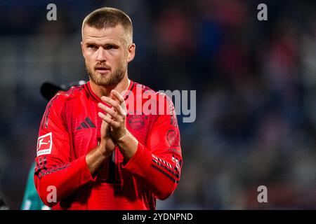 Bochum, Deutschland. Oktober 2024. BOCHUM, 27. OKTOBER: Eric Dier vom FC Bayern München applaudiert nach dem Bundesliga-Spiel zwischen dem VfL Bochum 1848 und dem FC Bayern München am 27. Oktober 2024 im Vonovia Ruhrstadion in Bochum. (Foto: Rene Nijhuis/MB Media) Credit: MB Media Solutions/Alamy Live News Stockfoto