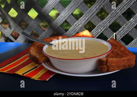 Sandwiches Mit Suppe Und Gegrilltem Käse In Einem Bistro Im Freien Stockfoto