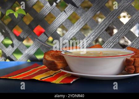 Sandwiches Mit Suppe Und Gegrilltem Käse In Einem Bistro Im Freien Stockfoto