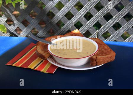 Sandwiches Mit Suppe Und Gegrilltem Käse In Einem Bistro Im Freien Stockfoto