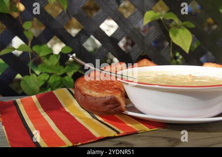 Sandwiches Mit Suppe Und Gegrilltem Käse In Einem Bistro Im Freien Stockfoto