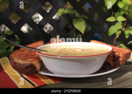 Sandwiches Mit Suppe Und Gegrilltem Käse In Einem Bistro Im Freien Stockfoto