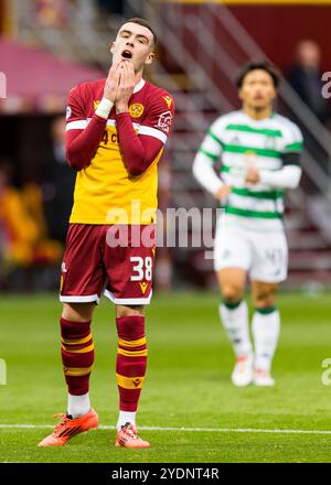 Motherwell, Schottland. 27. Oktober 2024. Lennon Miller (38 – Motherwell) sieht enttäuscht aus, als er mit einem Freistoß an die Bar geht: Motherwell vs Celtic - Scottish Premiership Credit: Raymond Davies / Alamy Live News Stockfoto