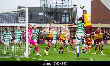 Motherwell, Schottland. 27. Oktober 2024. Lennon Miller (38 – Motherwell) steht vor dem Torwart Motherwell gegen Celtic – Scottish Premiership Credit: Raymond Davies / Alamy Live News Stockfoto