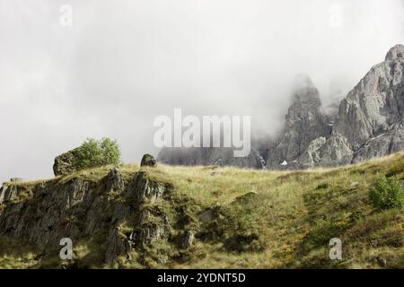 Eine wunderschöne natürliche Landschaft, mit einem grasbewachsenen Kamm im Vordergrund, der mit felsigen Felsvorsprüngen geschmückt ist Stockfoto