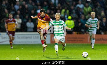 Motherwell, Schottland. 27. Oktober 2024. Tony Watt (52 - Motherwell) kämpft mit Daizen Maeda (38 - Celtic) Motherwell gegen Celtic (schottische Premiership) Credit: Raymond Davies / Alamy Live News Stockfoto