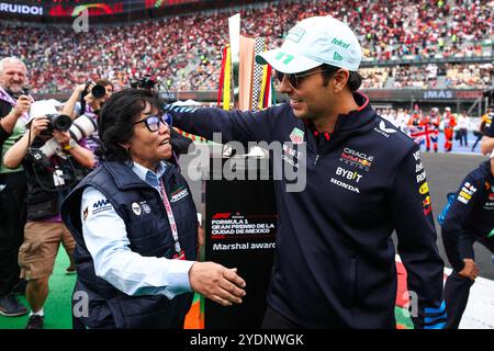 Mexiko-Stadt, Mexiko. Oktober 2024. PEREZ Sergio (mex), Red Bull Racing RB20, Porträt und Trophy Marshal Award während der Formel 1 Gran Premio de la Ciudad de Mexico 2024, 20. Runde der Formel-1-Weltmeisterschaft 2024 vom 25. Bis 27. Oktober 2024 auf dem Autodromo Hermanos Rodriguez in Mexiko-Stadt, Mexiko - Foto Eric Alonso/DPPI Credit: DPPI Media/Alamy Live News Stockfoto