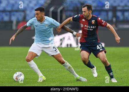 Rom, Latium. Oktober 2024. Matias Vecino von der SS Lazio, Mailand Badelj von Genua während des Spiels der Serie A zwischen Lazio und Genua im Olympiastadion, Italien, 27. Oktober 2024. Gutschrift: massimo insabato/Alamy Live News Stockfoto