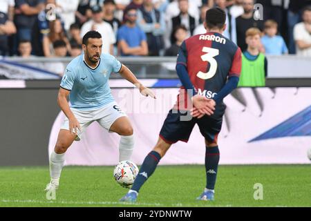 Rom, Latium. Oktober 2024. Pedro Rodriguez von SS Latium, Martin Aaron von Genua während des Spiels der Serie A zwischen Lazio und Genua im Olympiastadion, Italien, 27. Oktober 2024. Gutschrift: massimo insabato/Alamy Live News Stockfoto