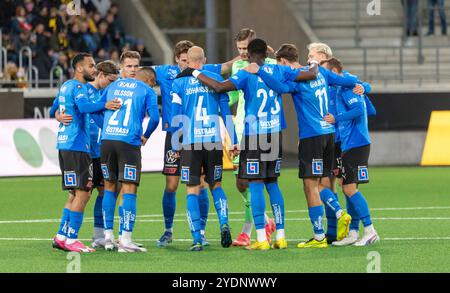 Göteborg, Schweden. Oktober 2024. Spieler in Halmstads BK zusammen, bevor sie im Spiel gegen BK Häcken antreten. Quelle: Per Ljung/Alamy Live News Stockfoto