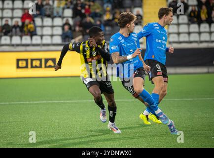 Göteborg, Schweden. Oktober 2024. Spieler in BK Häcken und Halmstads BK auf der Flucht in der ersten Spielhälfte zwischen BK Häcken und Halmstads BK in der schwedischen Fußballliga. Quelle: Per Ljung/Alamy Live News Stockfoto