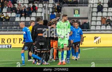 Göteborg, Schweden. Oktober 2024. Spieler schütteln sich vor dem Anstoß die Hände im Spiel zwischen BK Häcken und Halmstads BK. Quelle: Per Ljung/Alamy Live News Stockfoto