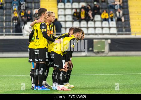 Göteborg, Schweden. Oktober 2024. Spieler in BK Häcken stehen für Fotosession vor dem Start im Match gegen Halmstads BK. Quelle: Per Ljung/Alamy Live News Stockfoto