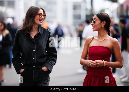 Rebecca Donaldson und Alexandra Saint Mleux Porträt während der Formel 1 Gran Premio de la Ciudad de Mexico 2024, 20. Runde der Formel-1-Weltmeisterschaft 2024 vom 25. Bis 27. Oktober 2024 auf dem Autodromo Hermanos Rodriguez in Mexiko-Stadt Stockfoto