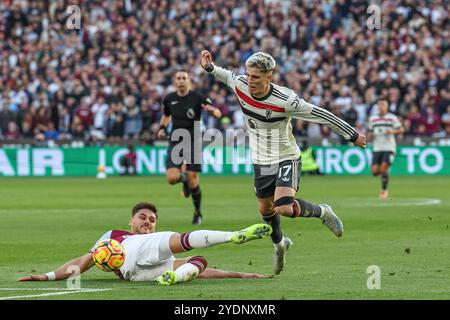 London, Großbritannien. Oktober 2024. Konstantinos Mavropanos von West Ham United gewinnt den Ball von Alejandro Garnacho von Manchester United während des Premier League-Spiels West Ham United gegen Manchester United im London Stadium, London, Großbritannien, 27. Oktober 2024 (Foto: Mark Cosgrove/News Images) in London, Großbritannien am 27. Oktober 2024. (Foto: Mark Cosgrove/News Images/SIPA USA) Credit: SIPA USA/Alamy Live News Stockfoto