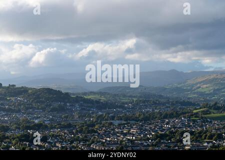 Die Stadt Kendal mit Wolken über den hohen Fjällen im Hintergrund. Eine Szene in Cumbria, Nordwestengland. Stockfoto