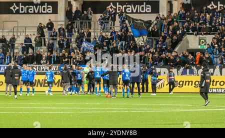 Göteborg, Schweden. Oktober 2024. Spieler und Unterstützer von Halmstad BK feiern den Sieg gegen BK Häcken. Quelle: Per Ljung/Alamy Live News Stockfoto