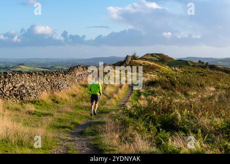 Männlicher Läufer auf dem Kamm spazieren bei „The Helm“ oberhalb von Kendal in Cumbria, England. Stockfoto