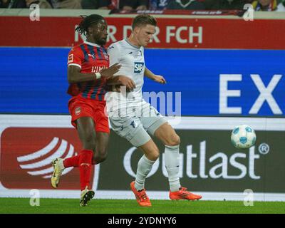 Heidenheim, Deutschland. Oktober 2024. Omar Haktab Traore (FC Heidenheim, #23), Marius Büelter (TSG 1899 Hoffenheim, #21), GER, FC Heidenheim vs. TSG 1899 Hoffenheim, Fussball, Bundesliga, 8. Spieltag, Spielzeit 2024/2025, 27.10.2024, Eibner-Pressefoto/Sascha Walther Credit: dpa/Alamy Live News Stockfoto