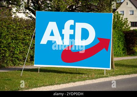 Bayern, Deutschland - 27. Oktober 2024: AFD - Alternative für Deutschland Poster auf einer Straße mit AFD-Logo. Symbol für politische Partei und Wahlkampf. FOTOMONTAGE *** Plakat der AFD - Alternative für Deutschland an einer Straße mit AFD-Logo. Symbol für politische Partei und Wahlkampf. FOTOMONTAGE Stockfoto