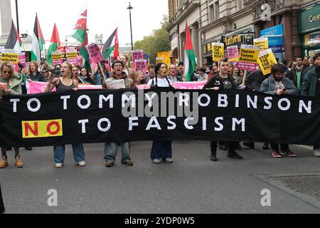 Stellen Sie sich den Rassismus-Gegenprotestierenden beim Tommy Robinson-marsch „Unite the Kingdom“ auf, tragen Sie ein Banner durch Whitehall vor einer Kundgebung. Stockfoto