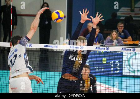 YACINE LOUATI (POWERVOLLEY MILANO) UND MONSTERBLOCK DONOVAN DZAVORONOK (RANA VRONA) während Allianz Milano vs Rana Verona, Volleyball Italian Serie A Men Superleague Match in Mailand, Italien, 27. Oktober 2024 Stockfoto