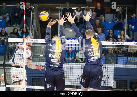 MONSTERBLOCK LORENZO CORTESIA UND DONOVAN DZAVORONOK (RANA VERONA) während des Spiels Allianz Milano vs Rana Verona, Volleyball Italian Serie A Männer Superliga in Mailand, Italien, 27. Oktober 2024 Stockfoto