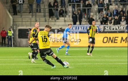 Göteborg, Schweden. Oktober 2024. Spieler Samuel Leach Holm mit dem Ball für BK Häcken während der zweiten Hälfte des Spiels gegen Halmstads BK. Quelle: Per Ljung/Alamy Live News Stockfoto