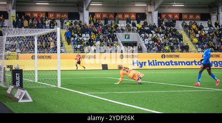 Göteborg, Schweden. Oktober 2024. Halmstads BK erzielt 1-0 das Siegtor von Blair Turgott hinter Torhüter Peter Abrahamsson im Match gegen BK Häcken Credit: Per Ljung/Alamy Live News Stockfoto