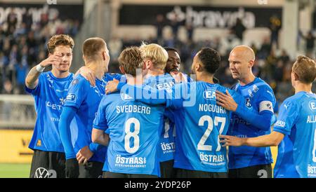 Göteborg, Schweden. Oktober 2024. Spieler in Halmstad BK feierten das Tor für 1-0 im Match gegen BK Häcken. Quelle: Per Ljung/Alamy Live News Stockfoto