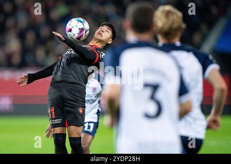 Herning, Dänemark. Oktober 2024. Der FC Midtjylland Dario Osorio zähmt den Ball während des Superliga-Spiels zwischen dem FC Midtjylland und der AGF in der MCH Arena am Sonntag, den 27. Oktober 2024. (Foto: Bo Amstrup /Ritzau Scanpix) Credit: Ritzau/Alamy Live News Stockfoto