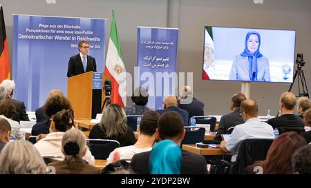 Botschafter Lincoln Bloomfield, ehemaliger US-Staatssekretär für politische und militärische Angelegenheiten im US-Außenministerium, spricht während der Konferenz. Auf einer internationalen Konferenz, die von den iranischen Gemeinschaften in Deutschland organisiert wurde, forderten prominente deutsche Politiker und hochrangige ehemalige Beamte aus dem gesamten politischen Spektrum eine neue Iran-Politik, die auf das iranische Volk und seinen organisierten Widerstand zur Verfolgung demokratischer Veränderungen ausgerichtet ist. Politische Würdenträger aus Europa und den Vereinigten Staaten schlossen sich ihnen an. Maryam Rajavi, der designierte Präsident des Nationalen Rats von Resistanc Stockfoto