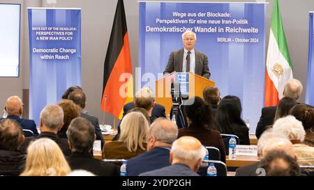 Berlin, 26.10.2024, Martin Patzelt, ehemaliges Bundestagsmitglied, Berichterstatter für Iran im Menschenrechtsausschuss des Bundestages, spricht während der Konferenz. Auf einer internationalen Konferenz, die von den iranischen Gemeinschaften in Deutschland organisiert wurde, forderten prominente deutsche Politiker und hochrangige ehemalige Beamte aus dem gesamten politischen Spektrum eine neue Iran-Politik, die auf das iranische Volk und seinen organisierten Widerstand zur Verfolgung demokratischer Veränderungen ausgerichtet ist. Politische Würdenträger aus Europa und den Vereinigten Staaten schlossen sich ihnen an. Maryam Rajavi, der designierte Präsident des National Cou Stockfoto