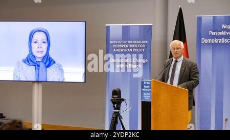 Berlin, 26.10.2024, Martin Patzelt, ehemaliges Bundestagsmitglied, Berichterstatter für Iran im Menschenrechtsausschuss des Bundestages, spricht während der Konferenz. Auf einer internationalen Konferenz, die von den iranischen Gemeinschaften in Deutschland organisiert wurde, forderten prominente deutsche Politiker und hochrangige ehemalige Beamte aus dem gesamten politischen Spektrum eine neue Iran-Politik, die auf das iranische Volk und seinen organisierten Widerstand zur Verfolgung demokratischer Veränderungen ausgerichtet ist. Politische Würdenträger aus Europa und den Vereinigten Staaten schlossen sich ihnen an. Maryam Rajavi, der designierte Präsident des National Cou Stockfoto