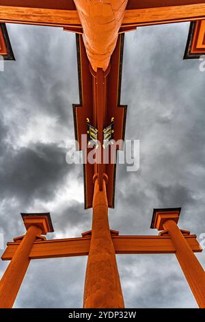 Hiroshima, Japan - 19. August 2024 : Weitwinkelblick vom Boden auf das schwimmende Torii-Tor am Itsukushima-Schrein bei Ebbe. Stockfoto