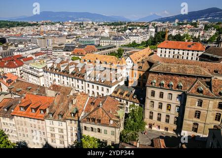 Blick auf die Altstadt und das historische Gebäude vom Glockenturm des Petersdoms in Genf, Schweiz. Stockfoto