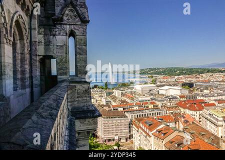 Blick auf den Springbrunnen Jet d’Eau oder La Rade und das Stadtzentrum entlang des Genfer Sees vom Glockenturm des Petersdoms in Genf, Schweiz. Stockfoto