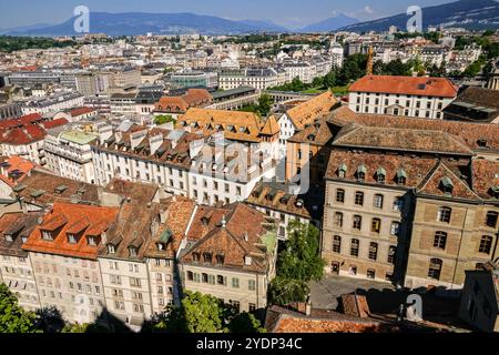 Blick auf die Altstadt und das historische Gebäude vom Glockenturm des Petersdoms in Genf, Schweiz. Stockfoto
