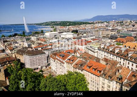 Der Jet d’Eau oder La Rade Brunnen sendet einen Wasserstrahl 460 Meter vom Genfer See in Genf, Schweiz. Der ursprünglich 188 als Sicherheitsventil für das städtische Hydrauliknetz errichtete Brunnen ist der höchste Brunnen der Welt. Stockfoto