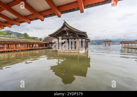 Hiroshima, Japan - 20. August 2024 : schwimmende Bühne von No Theater und Otorii Gate Blick auf Itsukushima Jinja shinto Schrein. Gelegen auf der Insel Miyajima Stockfoto